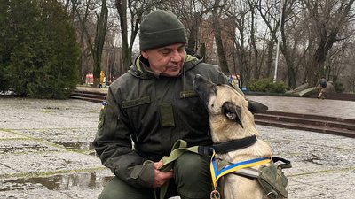 Відшукала тіла у завалах: собака Уна з Дніпра отримала медаль “За віддану службу”