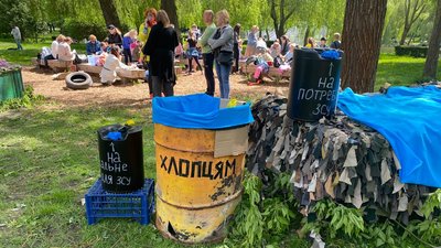 У центрі Рівного роблять пів тисячі кишенькових янголів-оберегів для бійців У центрі Рівного роблять пів тисячі кишенькових янголів-оберегів для бійців