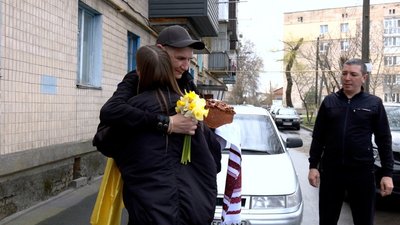 Зустріч звільненого з полону захисника 38-річного Василя Крамара у Вінниці