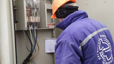 10 днів без світла: Енергетики відновили пошкоджену обстрілами лінію електропередач у Золотому-4 10 днів без світла: Енергетики відновили пошкоджену обстрілами лінію електропередач у Золотому-4