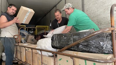 Допомога для містян, лікарні та військових. Укрпошта передала гуманітарний вантаж для жителів Херсона Допомога для містян, лікарні та військових. Укрпошта передала гуманітарний вантаж для жителів Херсона