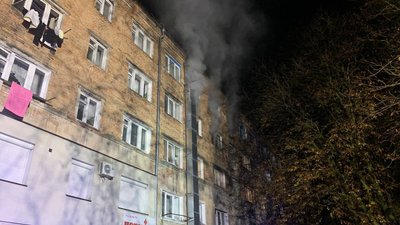 Евакуювали 35 людей: у Рівному горіла квартира у чотириповерхівці Евакуювали 35 людей: у Рівному горіла квартира у чотириповерхівці