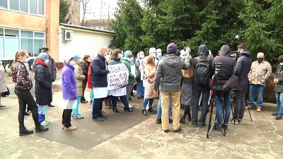 Медики Житомирської обласної лікарні вийшли на акцію протесту Медики Житомирської обласної лікарні вийшли на акцію протесту