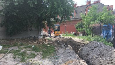 У старій частині Луцька проводили газ. Під час робіт знайшли артефакти У старій частині Луцька проводили газ. Під час робіт знайшли артефакти