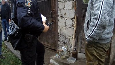 Житель Хмельниччини вдома зберігав велику кількість висушених конопель