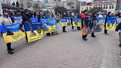 Люди зібралися у середмісті Хмельницького на акцію в підтримку полонених