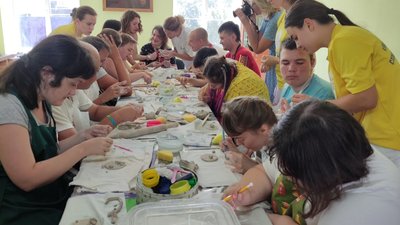 У Полтаві волонтери шиють подушки-"кісточки" для поранених військових У Полтаві волонтери шиють подушки-"кісточки" для поранених військових
