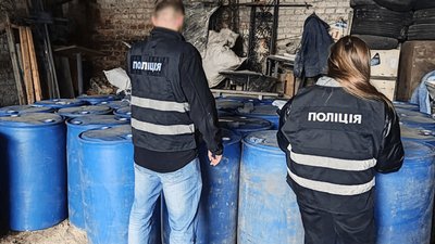 У Чернігові поліцейські ліквідували ще один підпільний цех та вилучили понад 7 тонн спирту