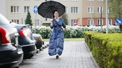 Дівчина йде в дощову погоду навесні