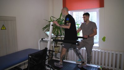 Воїн з Хмельниччини, який втратив ногу, розробив проєкт допомоги військовим з ампутаціями Воїн з Хмельниччини, який втратив ногу, розробив проєкт допомоги військовим з ампутаціями