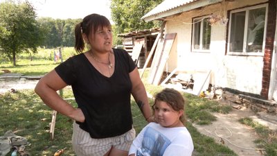 На фото Олена Шевчук разом з донькою. У їхньому будинку вилетіли вікна, впала стеля та вибито двері. Меджибізька громада, 21 серпня 2023. На фото Олена Шевчук разом з донькою. У їхньому будинку вилетіли вікна, впала стеля та вибито двері. Меджибізька громада, 21 серпня 2023.