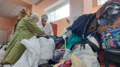 Одяг на всі потреби: черкаські волонтери збирають теплі речі