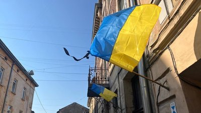 Прапори з чорними стрічками
