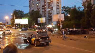 Водій утік: у поліції розповіли обставини ДТП з двома авто та пішоходом у Рівному