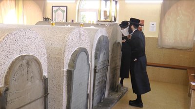 Хасиди приїхали на Закарпаття помолитися та вшанувати пам’ять свого духовного лідера