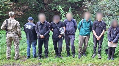 Підозрюють закарпатку та п'ятьох чоловіків, яких вона намагалася переправити до Румунії. 