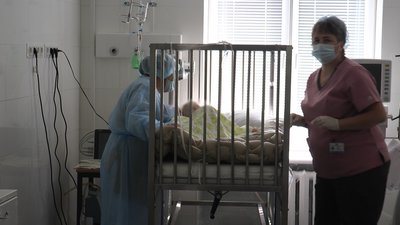 "24 дні була в мозковій комі". Як в Івано-Франківській обласній дитячій лікарні лікують від правця трирічну дівчинку
