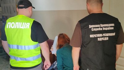 Правоохоронці та підозрювана