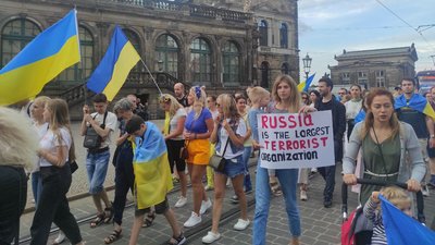"Російська агресія руйнує моє життя": харків'яни вийшли на підтримку України у Дрездені "Російська агресія руйнує моє життя": харків'яни вийшли на підтримку України у Дрездені