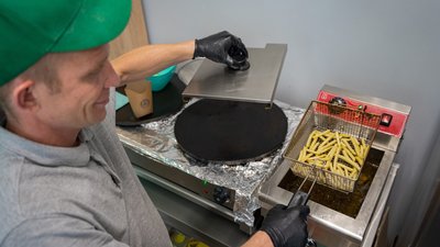 "У нас нова страва гірос, яку у місті ніхто не готує": у Дніпрі переселенець з Донеччини відкрив заклад вуличної їжі "У нас нова страва гірос, яку у місті ніхто не готує": у Дніпрі переселенець з Донеччини відкрив заклад вуличної їжі