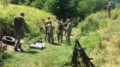 Вчаться стріляти і виживати: на Черкащині триває вишкіл для юних "морпіхів"