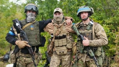 Нацгвардієць Олександр Якушев разом з побратимами Нацгвардієць Олександр Якушев разом з побратимами