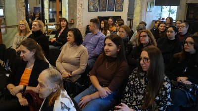 "Криза середнього всього". У Дніпрі презентували збірку поезій Ірини Пасько "Криза середнього всього". У Дніпрі презентували збірку поезій Ірини Пасько