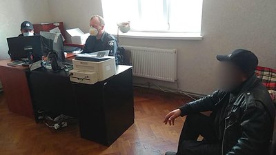 П'яний і без маски - прикарпатець облаяв та вдарив патрульного поліцейського