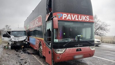 Зіткнення рейсового автобуса та мікроавтобуса