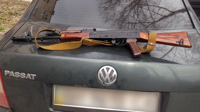 "Автомати, пістолет та багнет-ножі". У Сумах вилучають незаконну зброю "Автомати, пістолет та багнет-ножі". У Сумах вилучають незаконну зброю