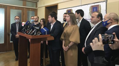 Перша сесія нової Одеської облради: депутати заблокували трибуну Перша сесія нової Одеської облради: депутати заблокували трибуну