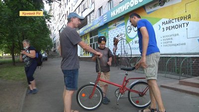 Акція "Добровер". Чоловік з Кривого Рогу ремонтує велосипеди й дарує їх багатодітним родинам Акція "Добровер". Чоловік з Кривого Рогу ремонтує велосипеди й дарує їх багатодітним родинам