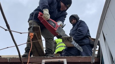 Волонтери відновлюють пошкоджений житловий будинок. Волонтери відновлюють пошкоджений житловий будинок.
