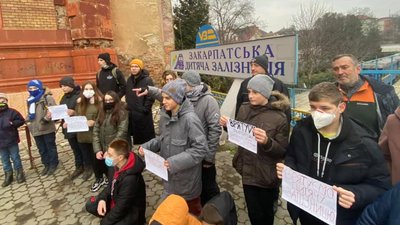 Зберегти дитячу залізницю закликали діти в Ужгороді Зберегти дитячу залізницю закликали діти в Ужгороді