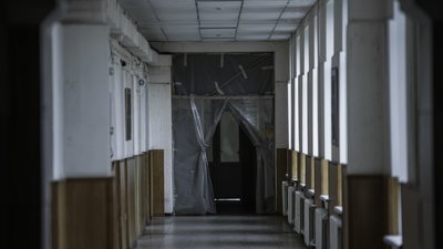 “Побачили, що люди йдуть і почали гасити” — лікарня Києва цілодобово приймає поранених. Фоторепортаж