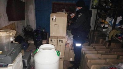 "Продавав постійним клієнтам": на Вінниччині чоловік торгував фальсифікованим алкоголем "Продавав постійним клієнтам": на Вінниччині чоловік торгував фальсифікованим алкоголем