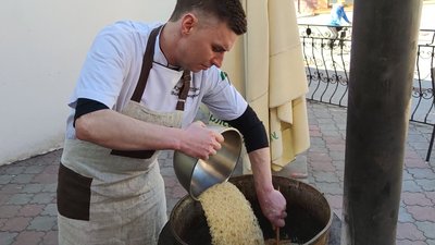 В луцькому кафе кухарі безплатно готують домашні страви для переселенців В луцькому кафе кухарі безплатно готують домашні страви для переселенців