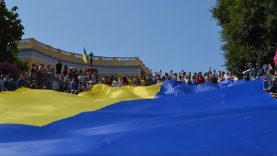 У центрі Одеси розгорнули 30-метровий прапор України. Фоторепортаж