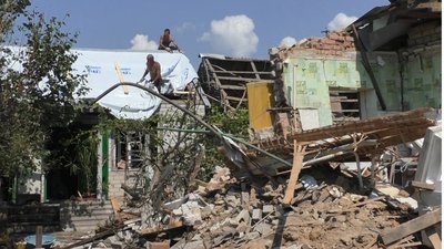 У Кушугумі волонтери розбирають завали, які виникли від російських ракетних обстрілів У Кушугумі волонтери розбирають завали, які виникли від російських ракетних обстрілів