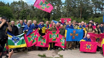 Українські бійці після обміну полоненими між Україною та РФ 26 червня 2026 року