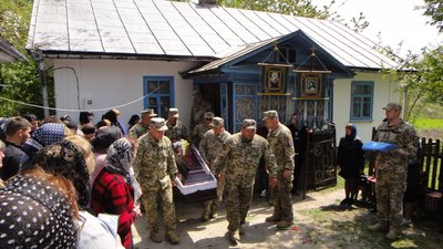 На Тернопільщині у громадах в останню дорогу провели двох військових На Тернопільщині у громадах в останню дорогу провели двох військових