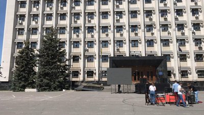 Під Одеською ОДА мітингують на підтримку Ройтбурда на посаді директора худмузею Під Одеською ОДА мітингують на підтримку Ройтбурда на посаді директора худмузею