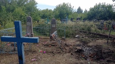 Воюють із запасами харчів для худоби та могилами на цвинтарі: наслідки обстрілів Миропілля на Сумщині з боку РФ Воюють із запасами харчів для худоби та могилами на цвинтарі: наслідки обстрілів Миропілля на Сумщині з боку РФ