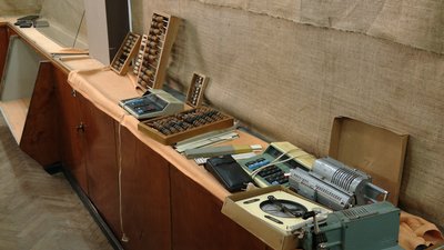 Раритетні лекції, рахівниці та арифмометри: у Рівному готують виставку, присвячену математиці Раритетні лекції, рахівниці та арифмометри: у Рівному готують виставку, присвячену математиці
