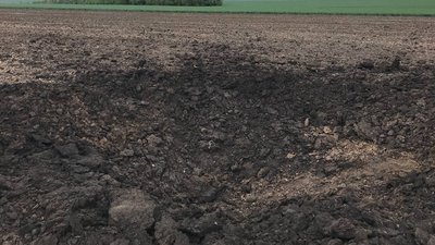 Вирва у полі та осколки ракети: наслідки ракетного удару по Одещині. ФОТО Вирва у полі та осколки ракети: наслідки ракетного удару по Одещині. ФОТО