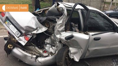 У Кам'янка-Бузькій аварія: жінку із авто витягували рятувальники У Кам'янка-Бузькій аварія: жінку із авто витягували рятувальники