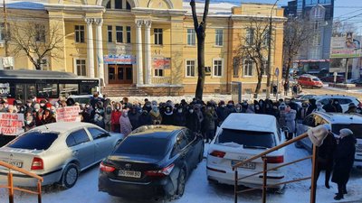 Сто працівників Тернопільської районної лікарні пікетували біля господарського суду Сто працівників Тернопільської районної лікарні пікетували біля господарського суду