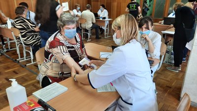 Центри масової вакцинації від COVID-19 на Хмельниччині працюватимуть і в будні дні