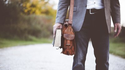 На Кіровоградщині відсторонили пів тисячі нещеплених від ковіду освітян. Що кажуть юристи