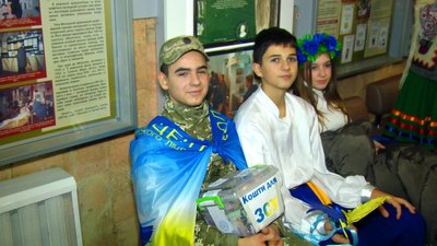 В українських костюмах та з зіркою: вінницькі школярі колядували, щоб зібрати гроші на дрон для оборонців В українських костюмах та з зіркою: вінницькі школярі колядували, щоб зібрати гроші на дрон для оборонців